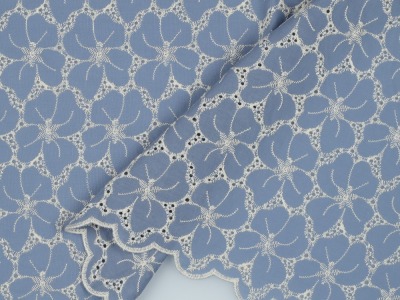Baumwollstoff mit Stickerei | Embroidery | 2-seitige Bogenkante | blue shadow