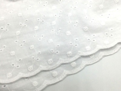 Baumwollstoff Lochstickerei | Embroidery | 2-seitige Bogenkante | weiß