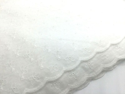 Baumwollstoff Lochstickerei | Embroidery | 2-seitige Bogenkante | weiß