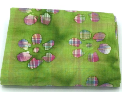 Baumwolldruck BATIK, hellgrün, mit Blüten