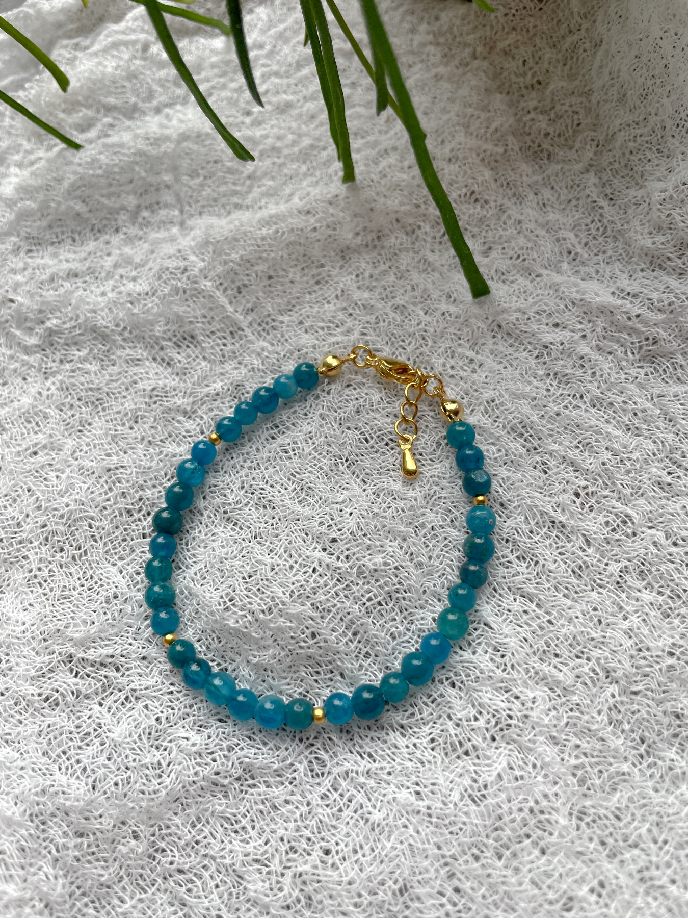 JUNE - handgemachtes Armband - Apatit - Edelstein - Blau - Gold - handmade beaded jewelry