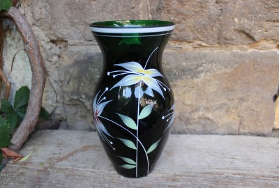 Vase dunkelgrünes Glas Handbemalt Blumendekor Emaillefarben 50er 60er Jahre DDR