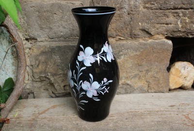 große Vase 29,5 cm Hyalithglas Schwarzglas Blumendekor Emaillefarben Handbemalt DDR GDR