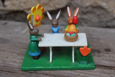 Osterhasen Figurengruppe Hasen am Tisch mit Blume Holz Vintage Erzgebirge