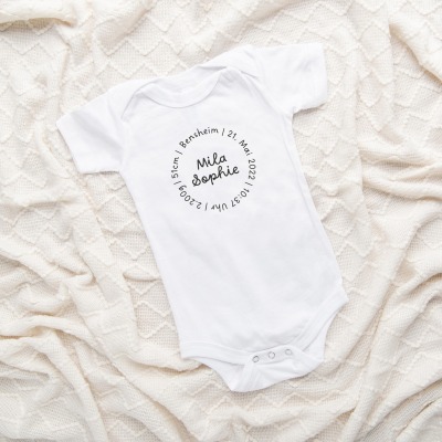 Baby Kurzarm Body Name + Daten - weiß