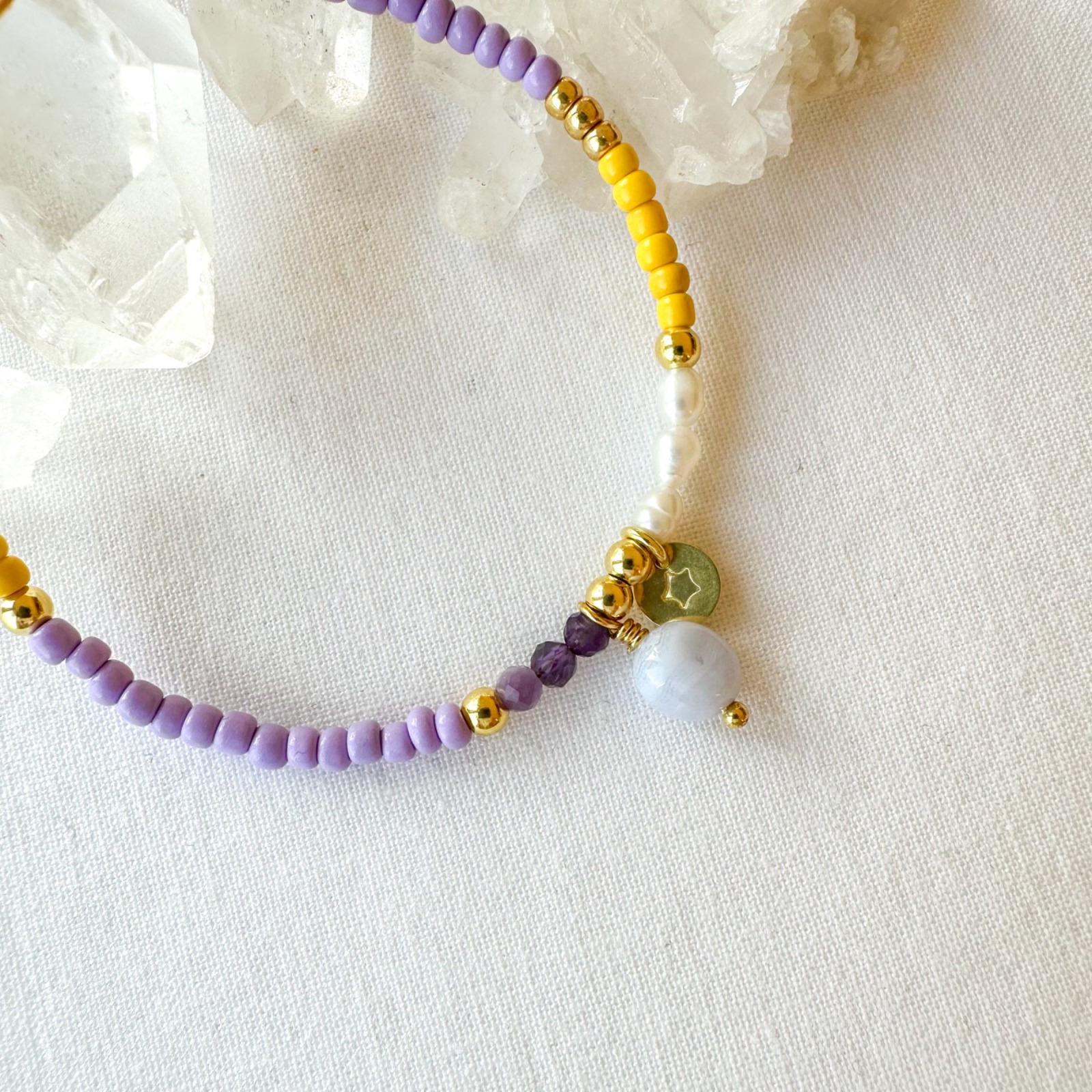 Farbiges Natursteinarmband yellow-lavender mit Amethyst, Chalcedon, Süßwasserperlen 7