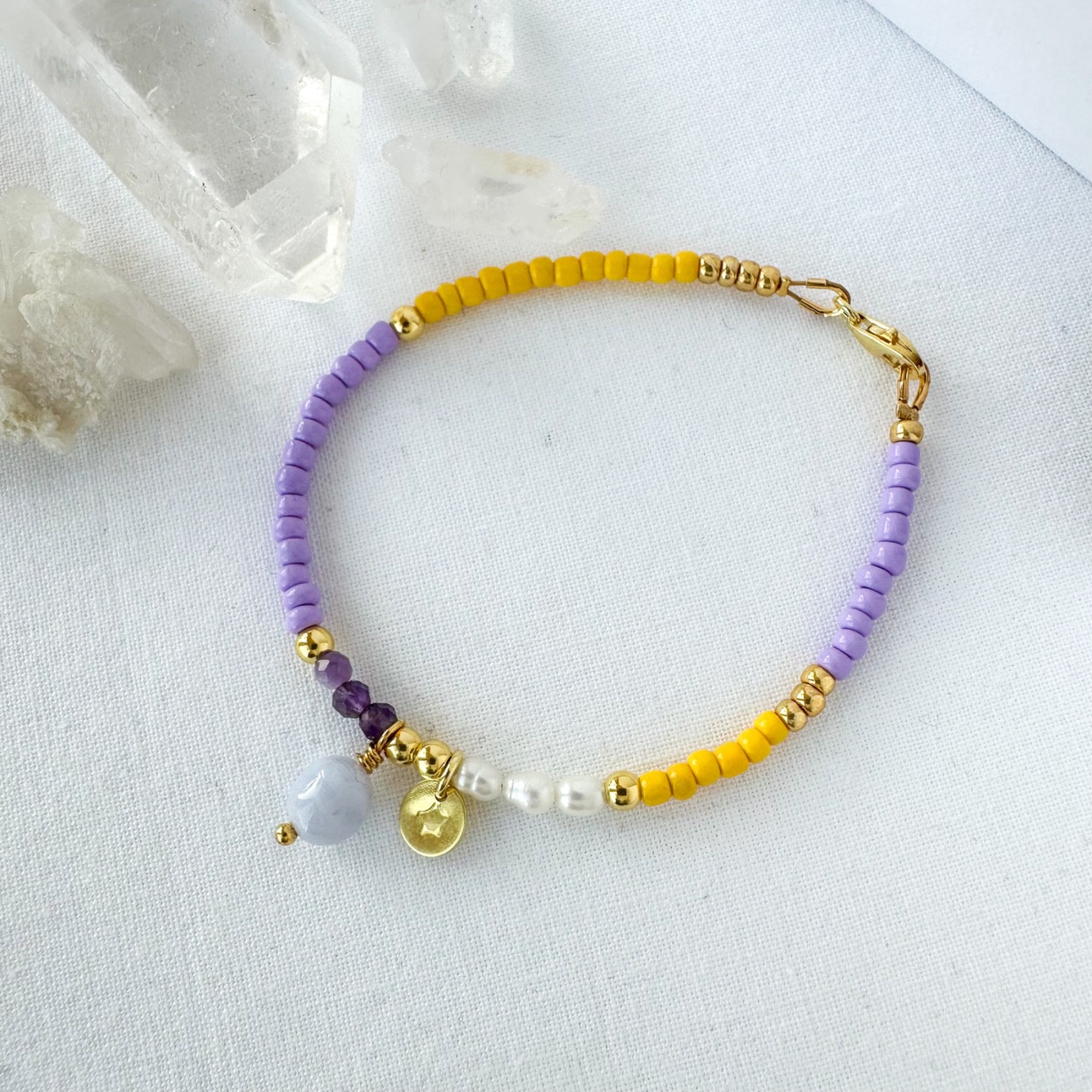 Farbiges Natursteinarmband yellow-lavender mit Amethyst, Chalcedon, Süßwasserperlen 2