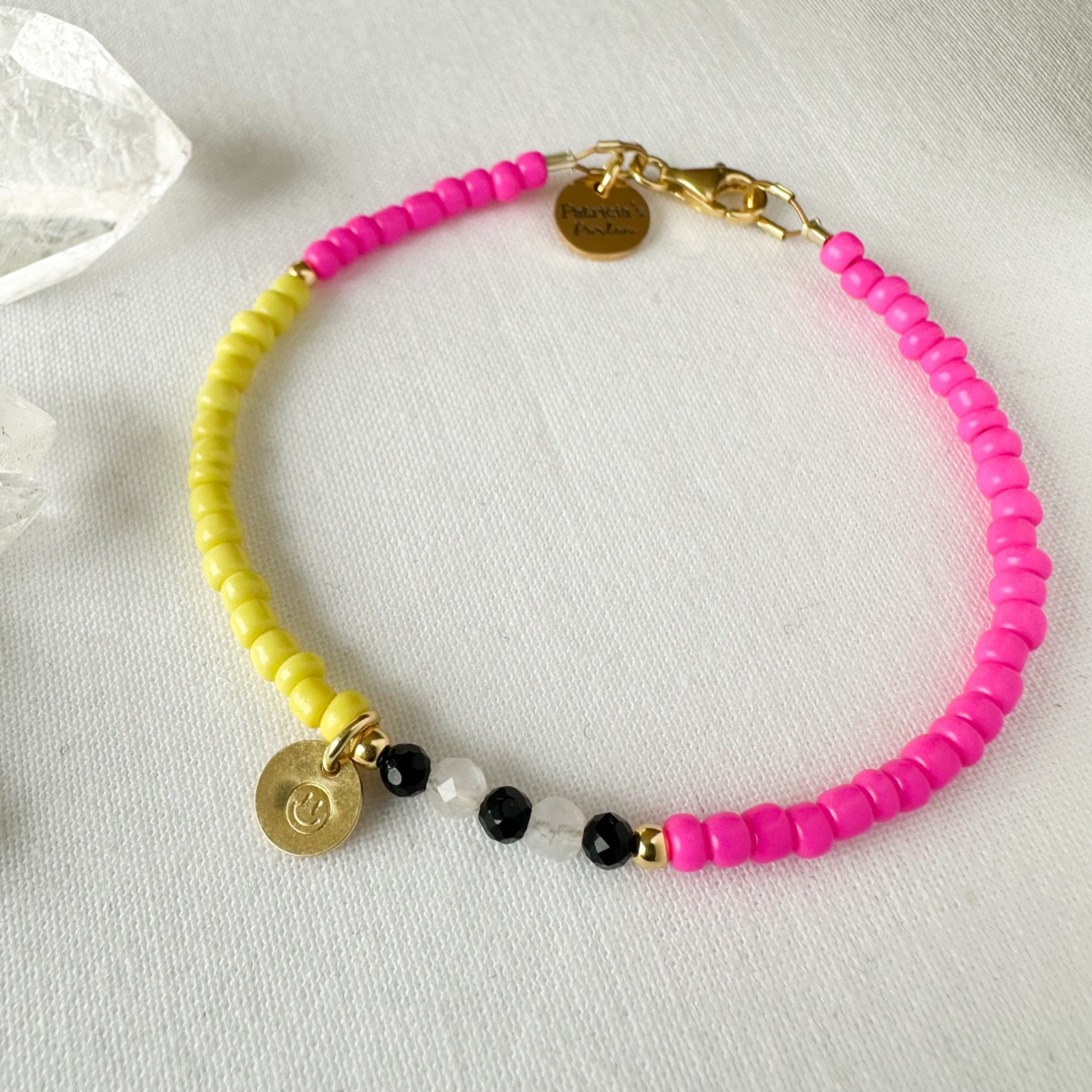 Farbenfrohes Perlenarmband neon neon mit Edelsteinen in neon pink und gelb mit Initial nach