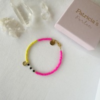 Farbenfrohes Perlenarmband neon neon mit Edelsteinen in neon pink und gelb mit Initial nach