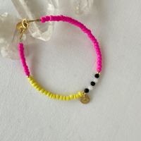 Farbenfrohes Perlenarmband neon neon mit Edelsteinen in neon pink und gelb mit Initial nach