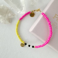 Farbenfrohes Perlenarmband neon neon mit Edelsteinen in neon pink und gelb mit Initial nach