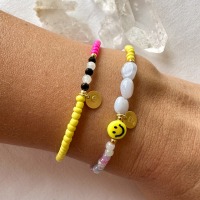 Farbenfrohes Perlenarmband neon neon mit Edelsteinen in neon pink und gelb mit Initial nach