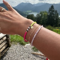 Farbenfrohes Perlenarmband neon neon mit Edelsteinen in neon pink und gelb mit Initial nach