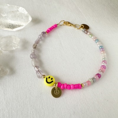 Edelsteinarmband neon smiley 1 in neon pink mit Amethyst und Buchstabenplättchen nach Wunsch