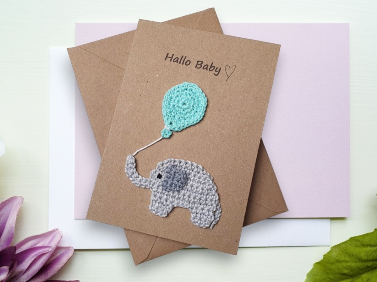Glückwunschkarte zur Geburt mit einem Baby-Elefant im niedlichen
