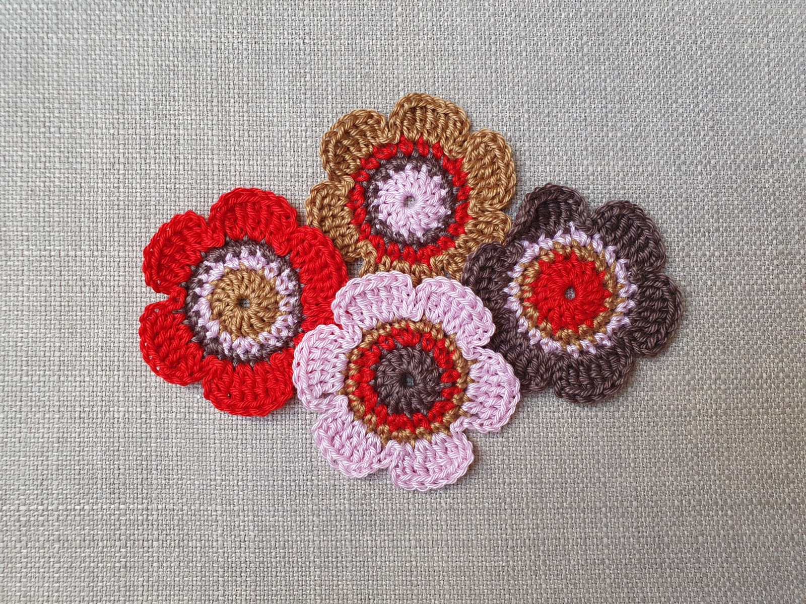 4er-Set gehäkelte Blumen aus Baumwolle - 6cm, 4-farbig