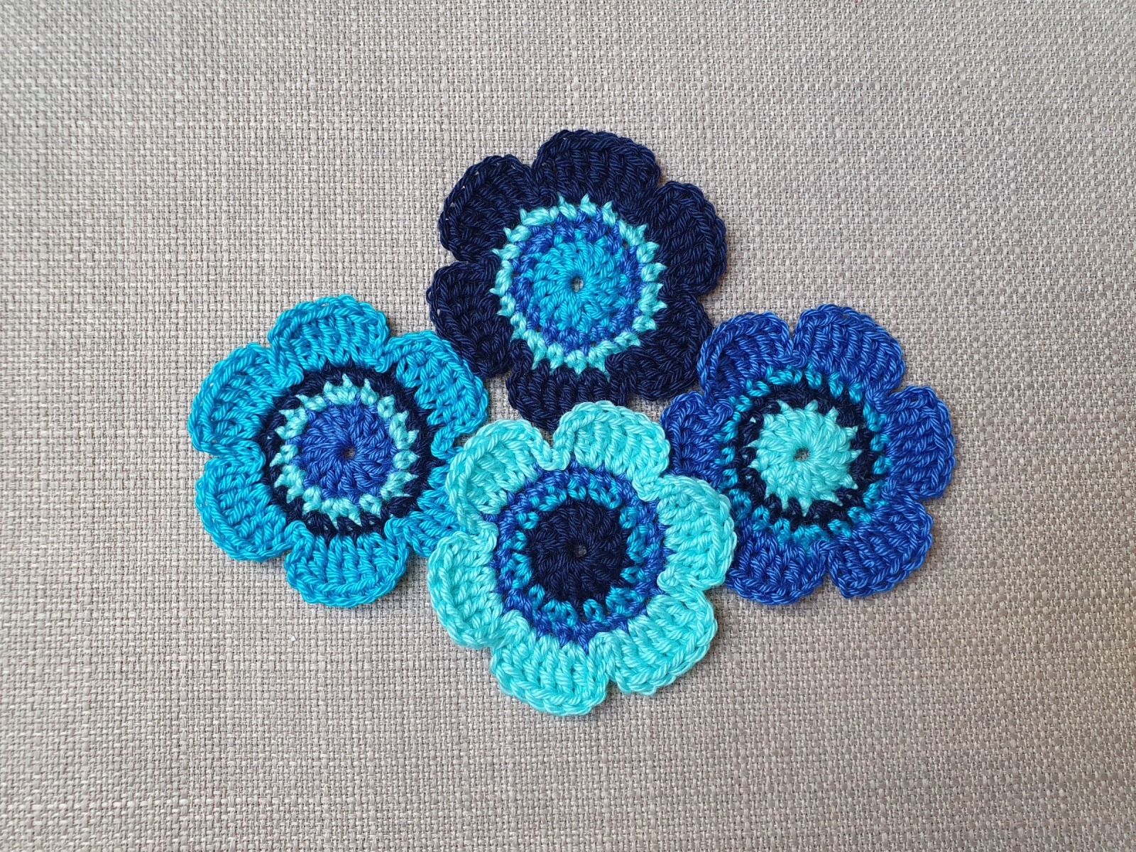 4-er Set handgehäkelter Blumen in Blautönen 3