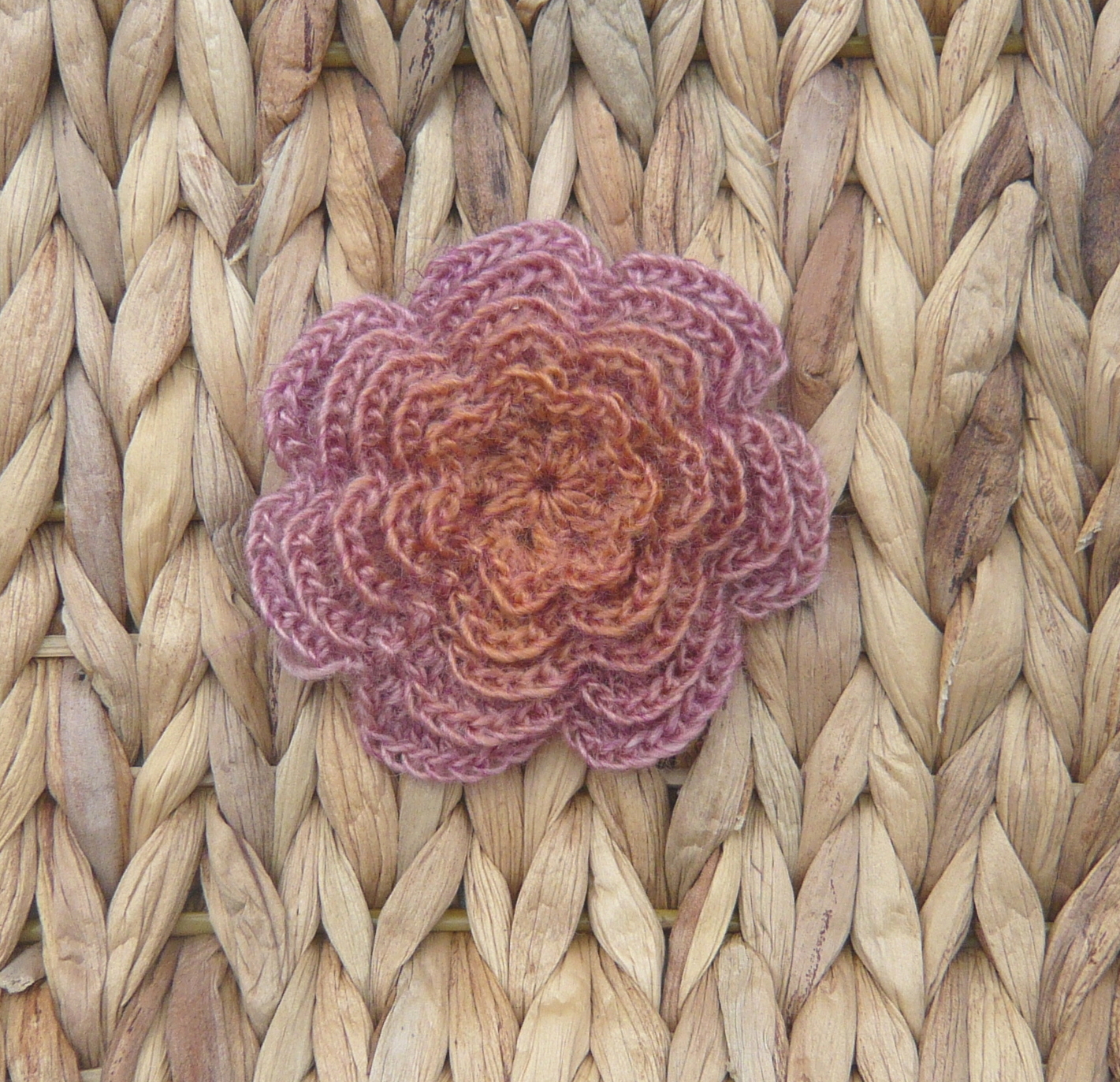 Farbenfrohe Häkelblume als Brosche 8,5 cm 2