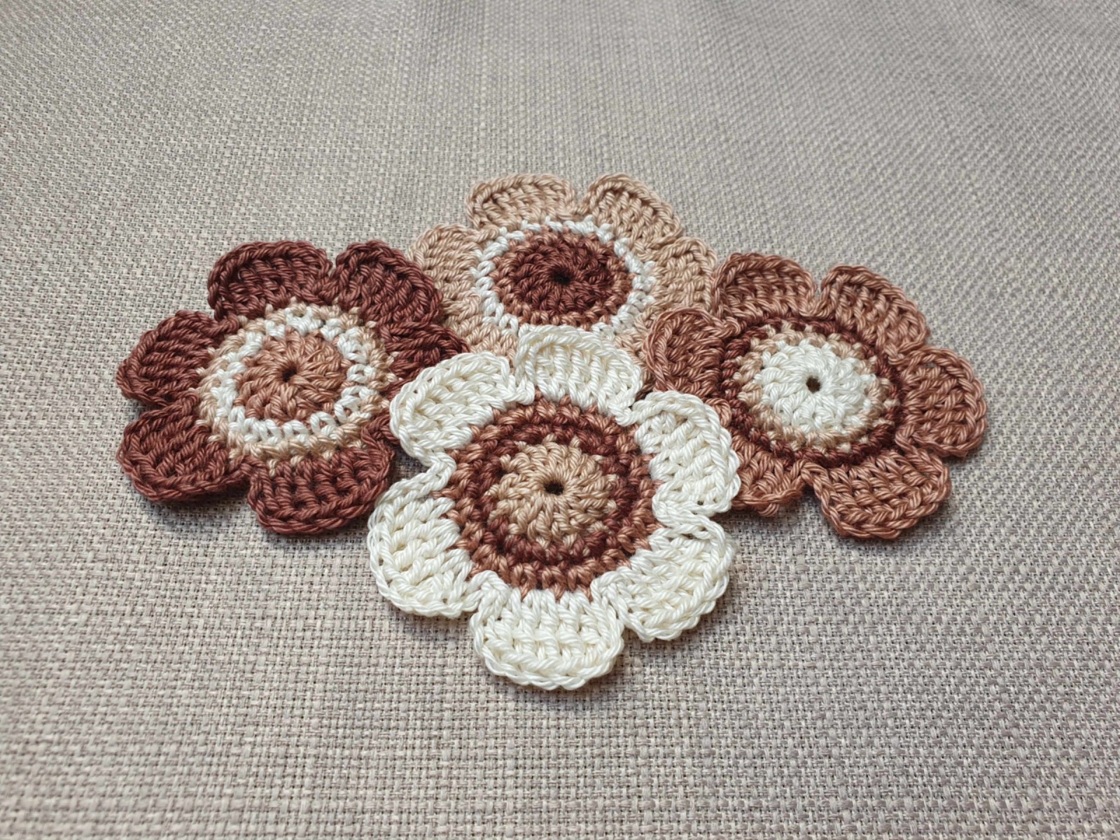 Häkelblumen 6 cm - Set mit 4 Blumen in verschiedenen Brauntönen 2