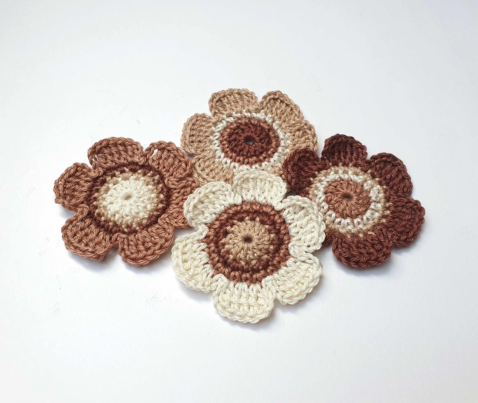 Häkelblumen 6 cm - Set mit 4 Blumen in verschiedenen Brauntönen 5