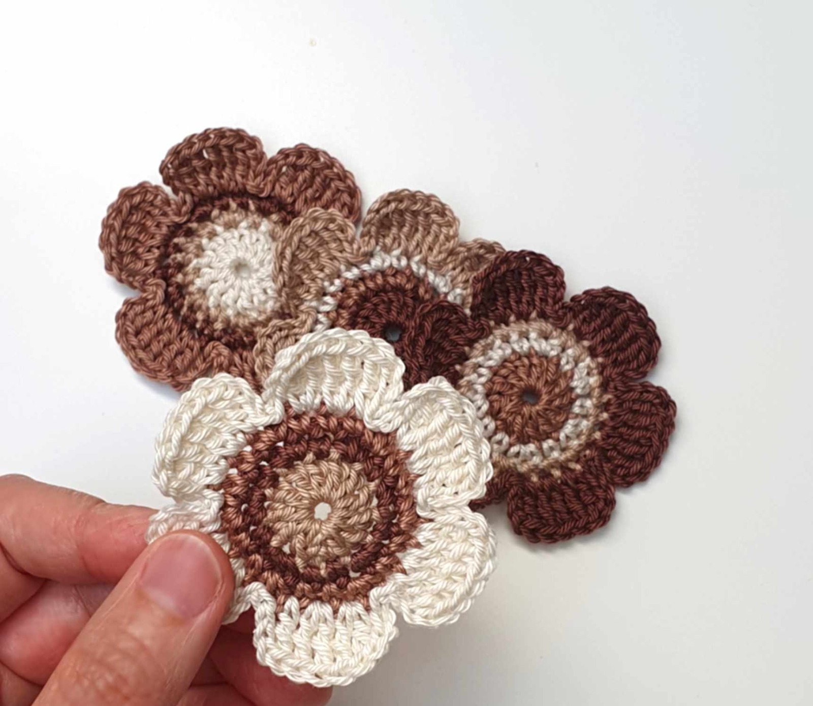 Häkelblumen 6 cm - Set mit 4 Blumen in verschiedenen Brauntönen 3