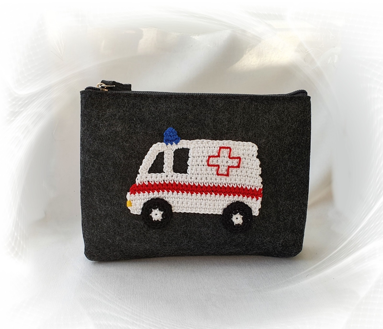 Erste Hilfe Tasche mit Krankenwagen Applikation 2