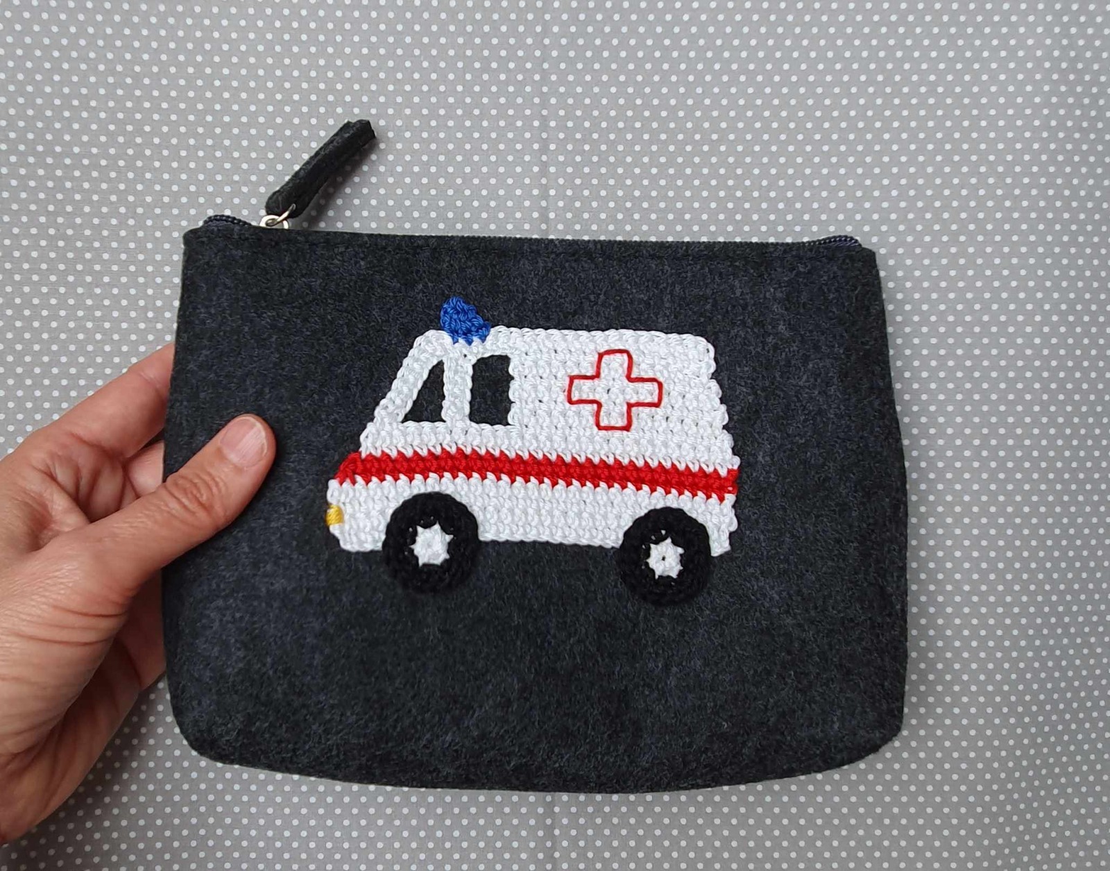 Erste Hilfe Tasche mit Krankenwagen Applikation 3