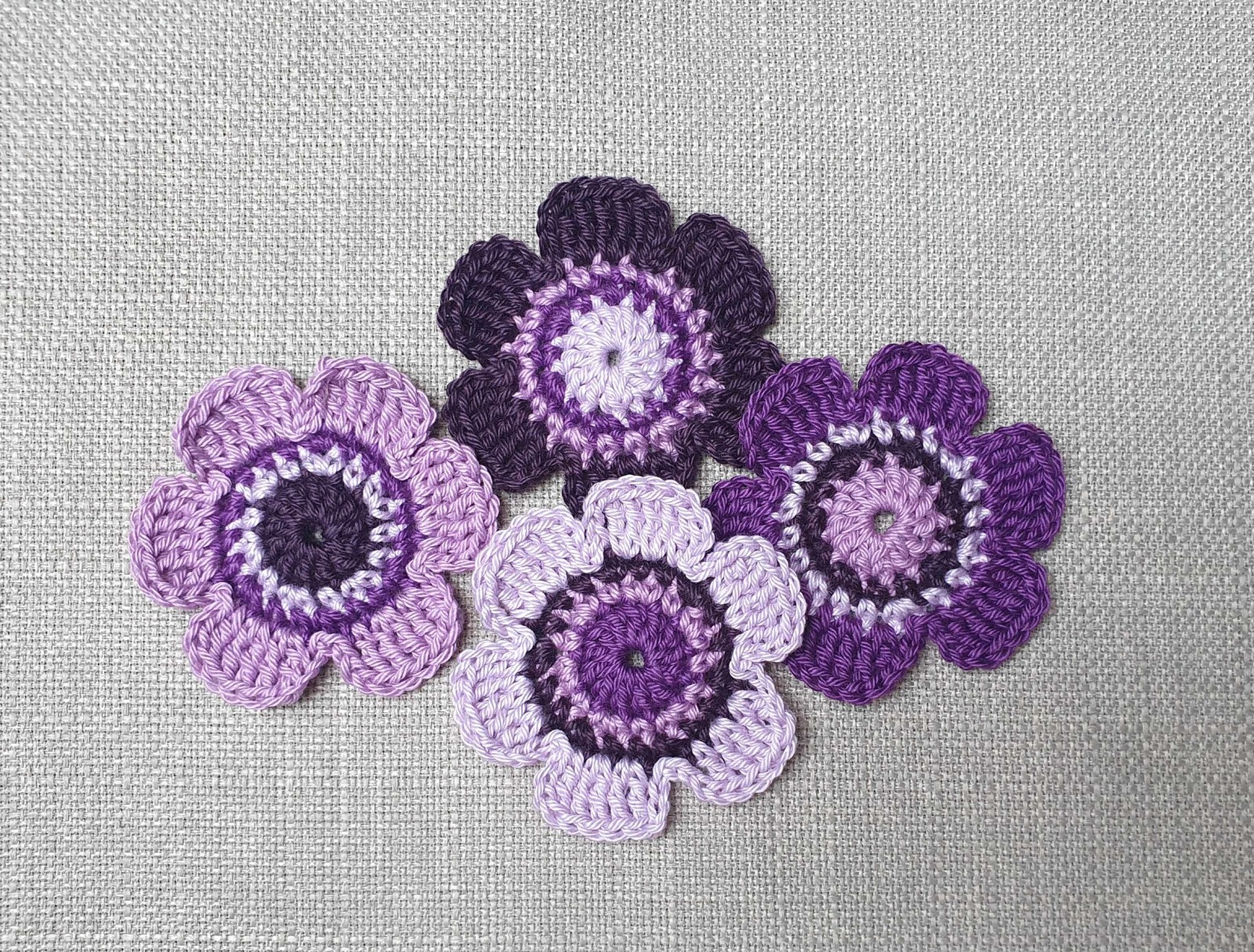 4 Häkelblumen, 6 cm, in verschiedenen Lilatönen - Handgearbeitete Blumenapplikationen aus 100% Bau