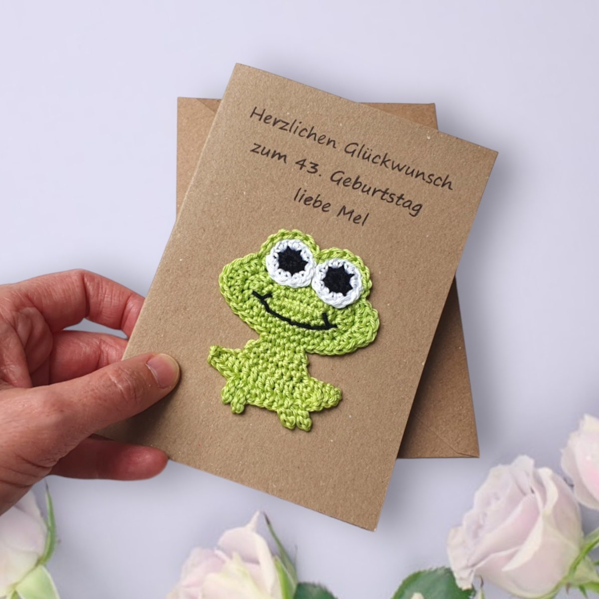Handgemachte Glückwunschkarte mit süßem gehäkelten Frosch 2
