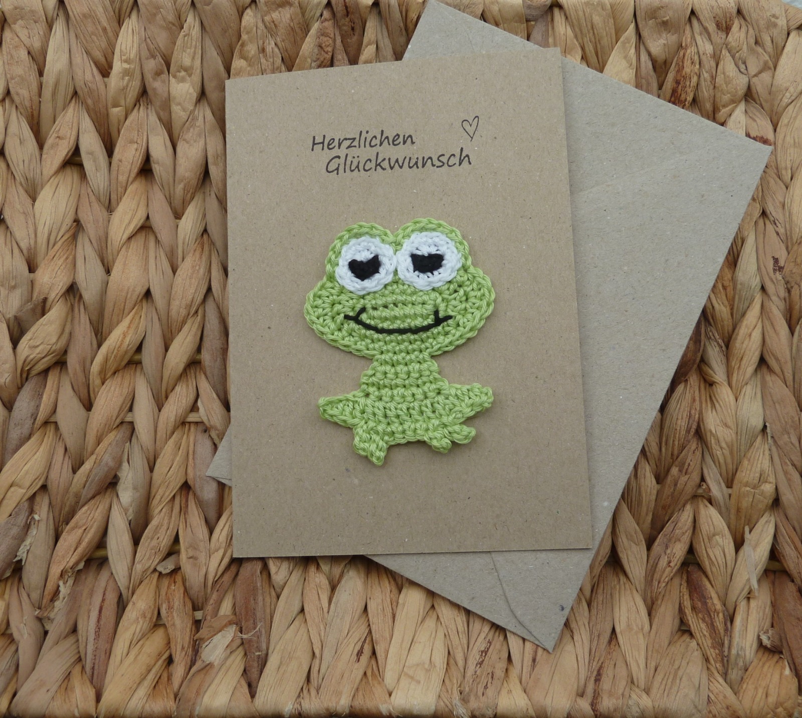 Handgemachte Glückwunschkarte mit süßem gehäkelten Frosch 4