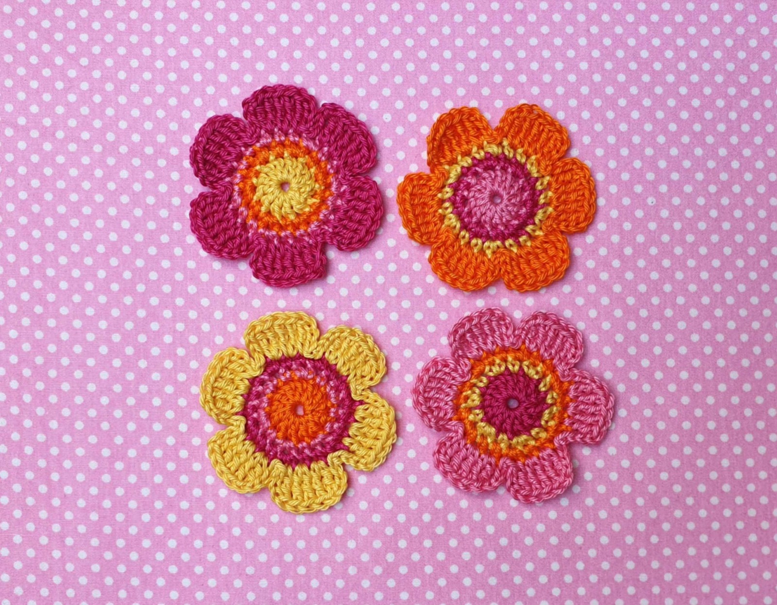 4-er Set handgefertigte Häkelblumen für farbenprächtige DIY-Projekte 2