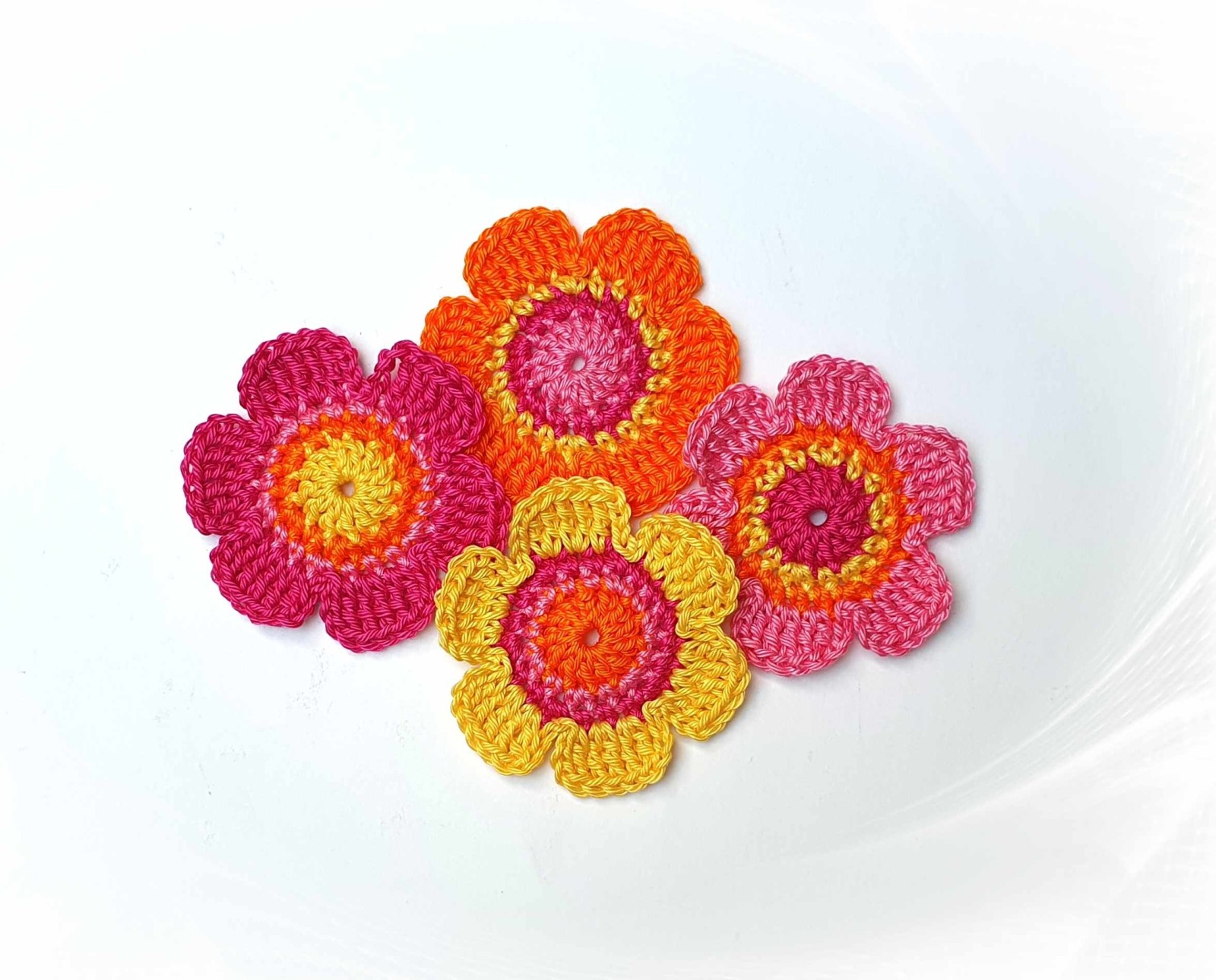 4-er Set handgefertigte Häkelblumen für farbenprächtige DIY-Projekte 3