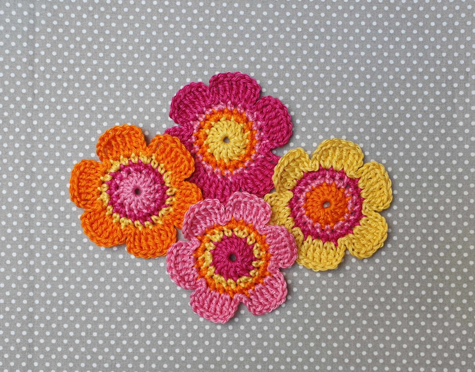 4-er Set handgefertigte Häkelblumen für farbenprächtige DIY-Projekte 4