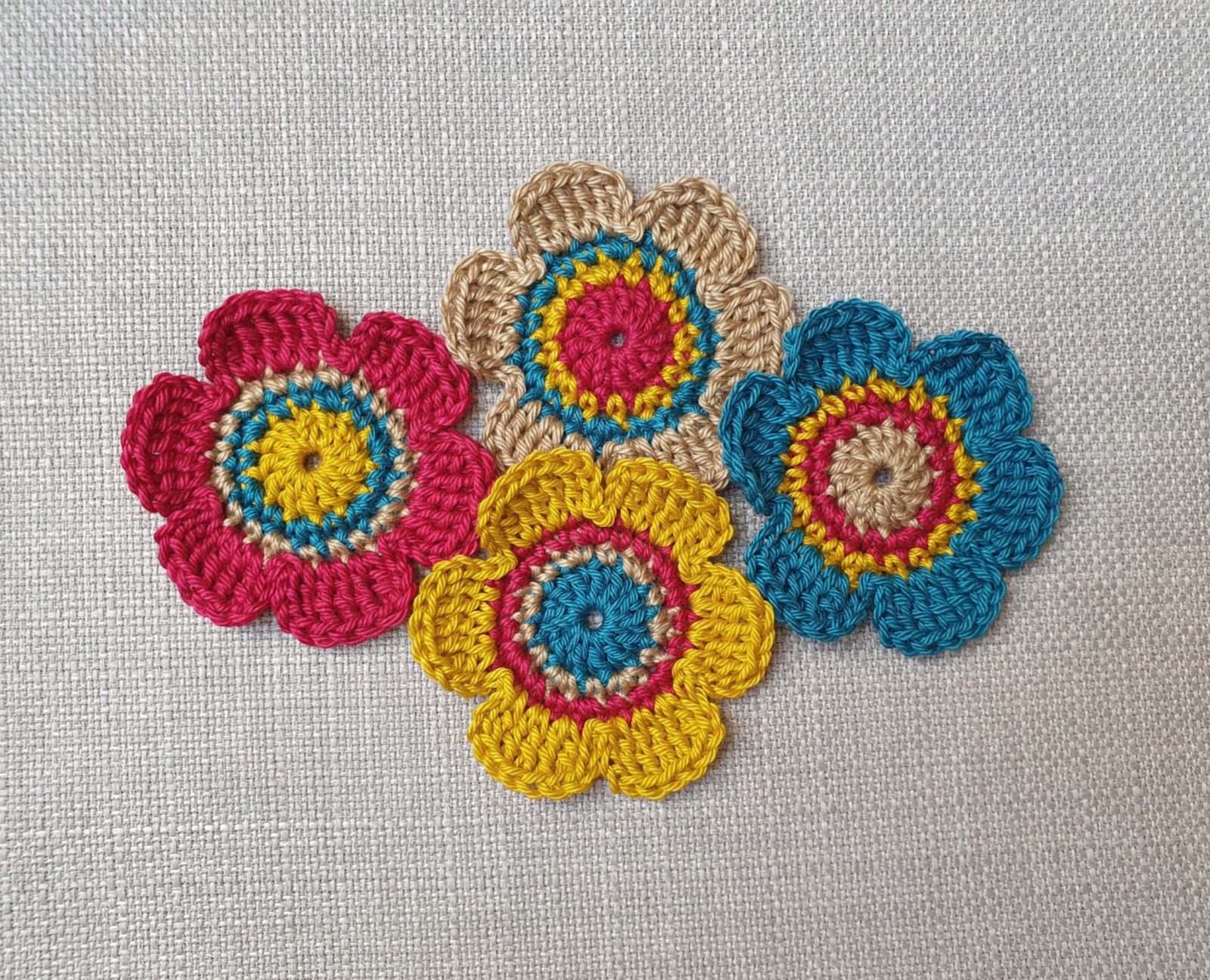 4er-Set Häkelblumen 6 cm in warmen Farben aus 100% Baumwolle