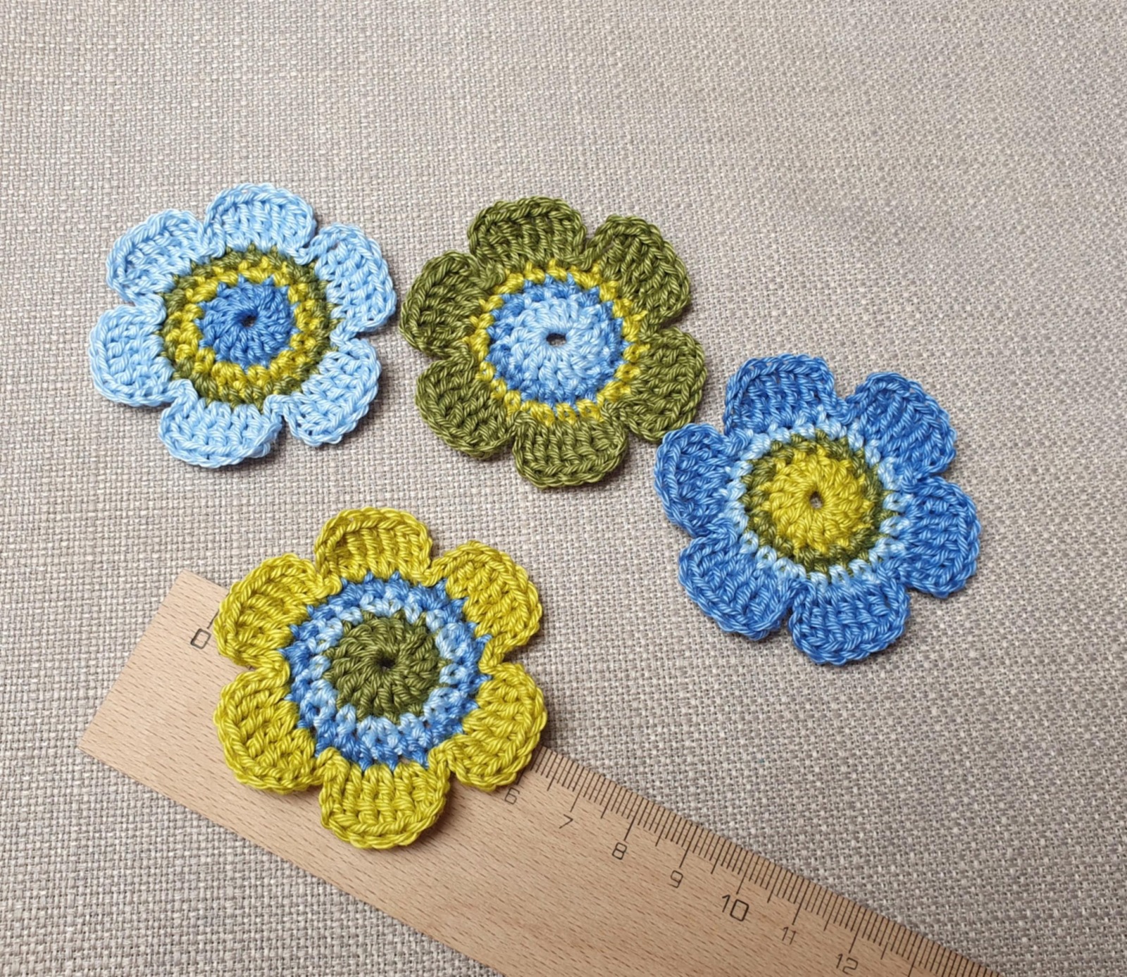 Handgefertigte 4er-Set Häkelblumen in Blau- und Grüntönen 3