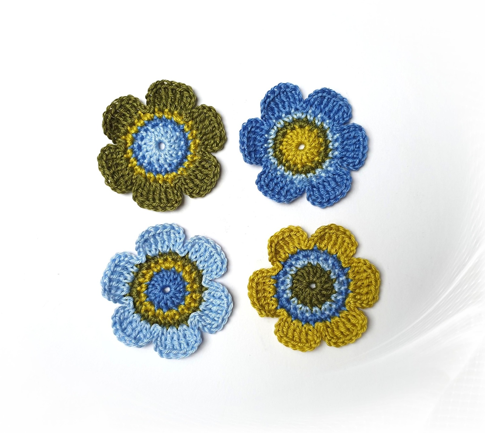 Handgefertigte 4er-Set Häkelblumen in Blau- und Grüntönen 4