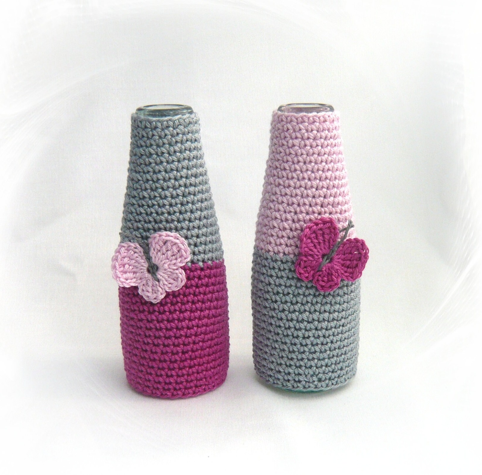 Kleine Blumenvase mit individueller Farbwahl und Schmetterling - Perfektes Geschenk für jeden