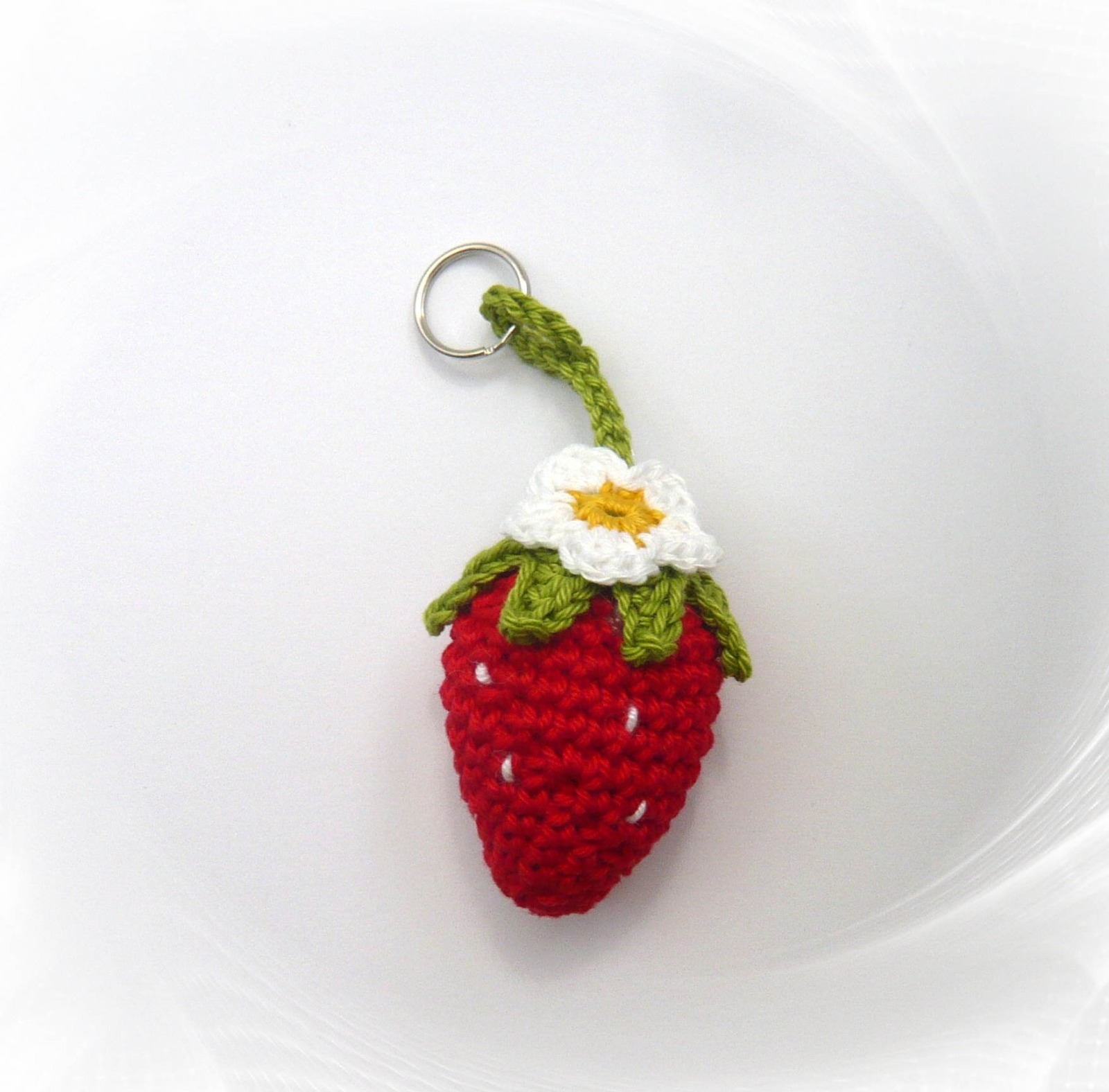 Gehäkelter Erdbeer-Anhänger für Schlüssel und Tasche - Trage den Sommer bei dir 4
