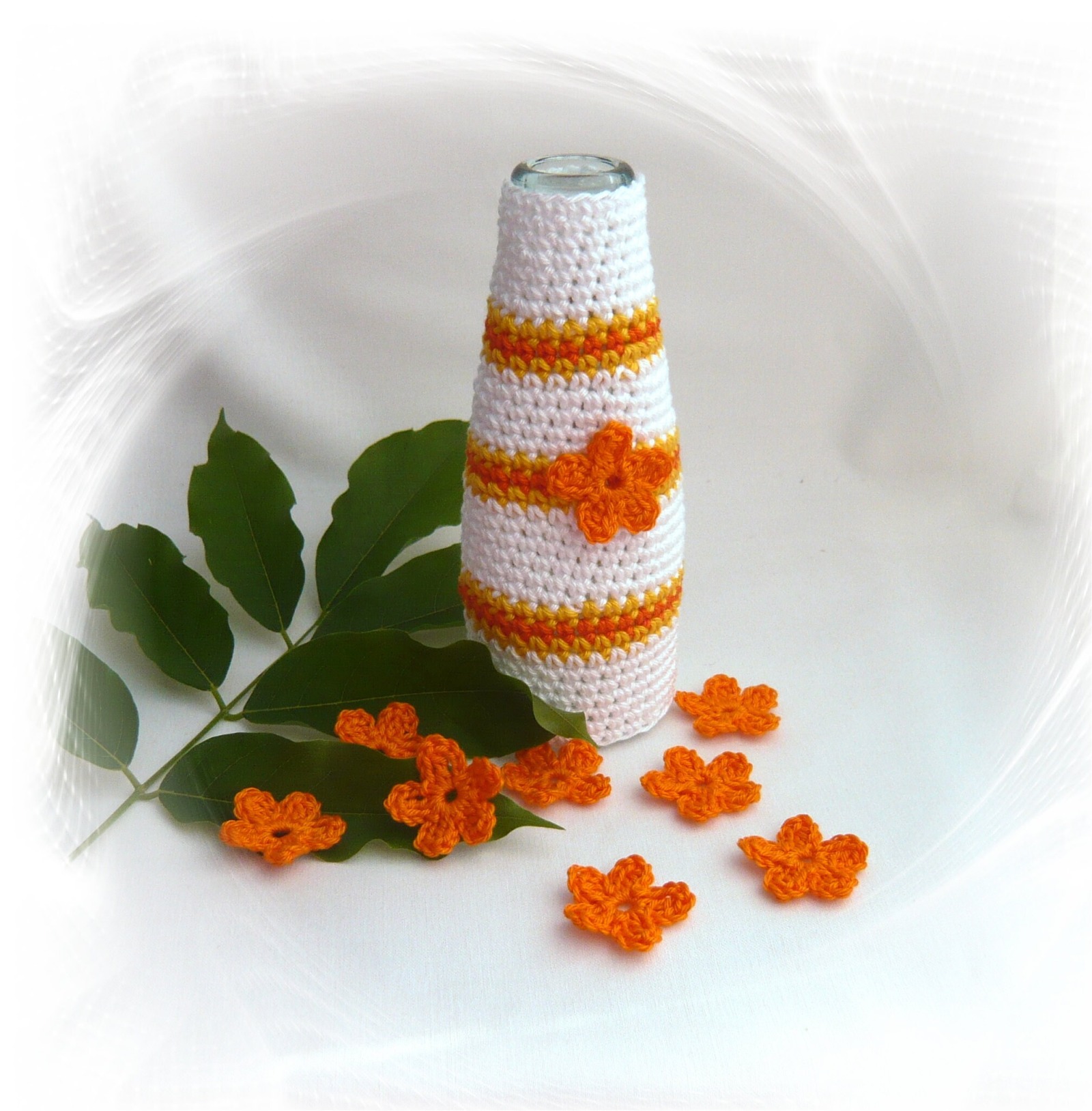Kleine Blumenvase mit Mini Häkelblumen - Persönliches Geschenk und individuelle Frühlingsdeko 4
