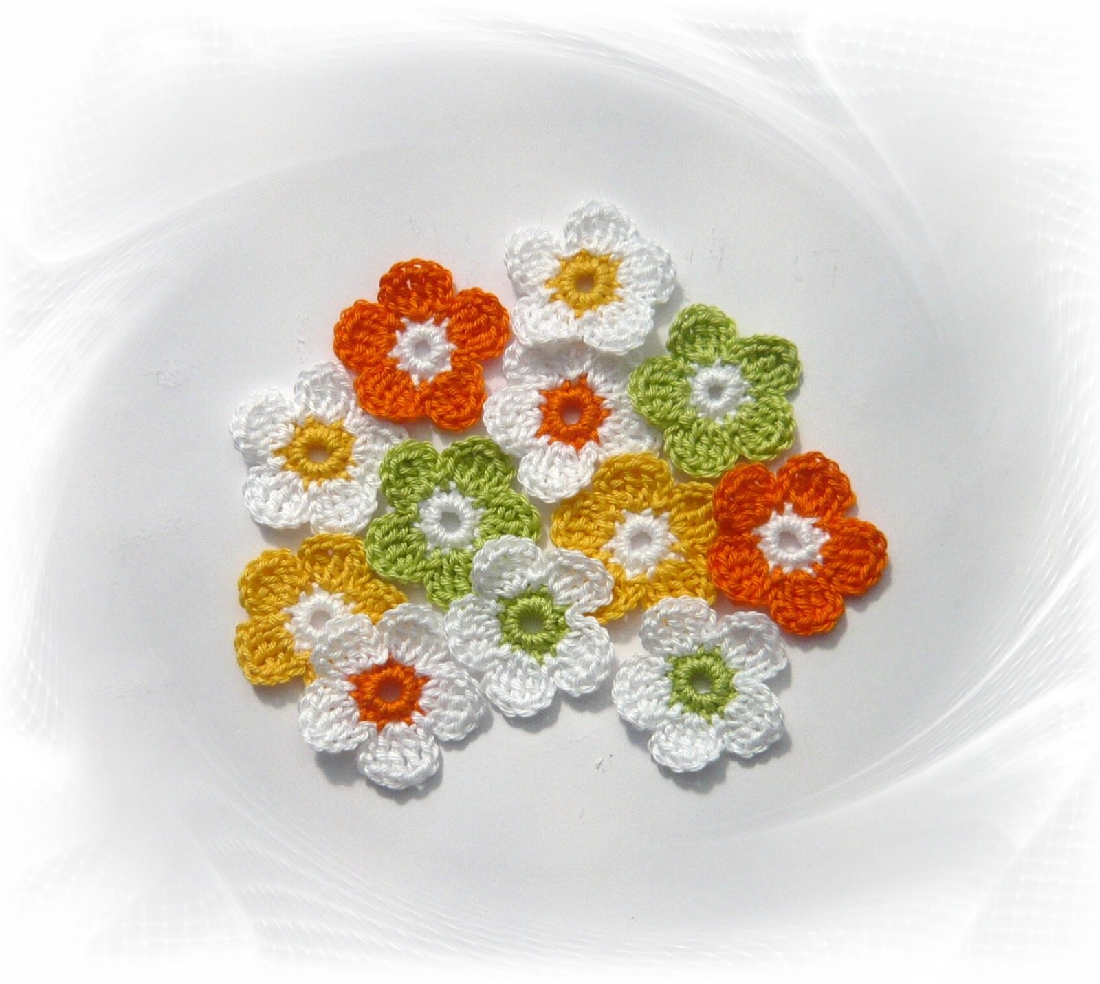 Handgefertigte 2-farbige Häkelblumen in Wunschfarbe, Größe ca. 3,5-4 cm 10
