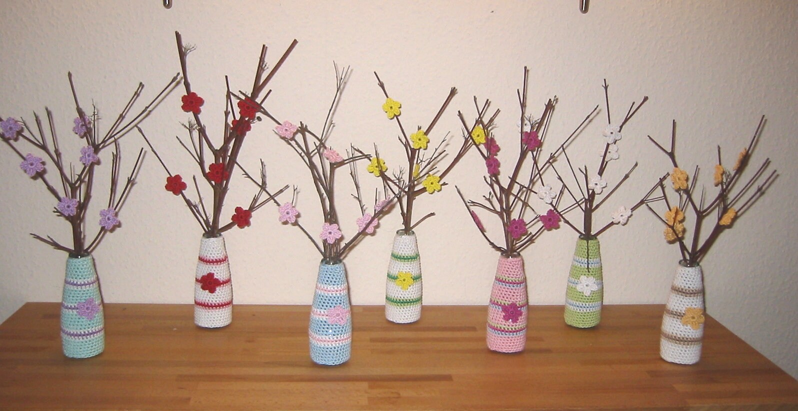 Kleine Blumenvase mit Mini Häkelblumen - Persönliches Geschenk und individuelle Frühlingsdeko 6