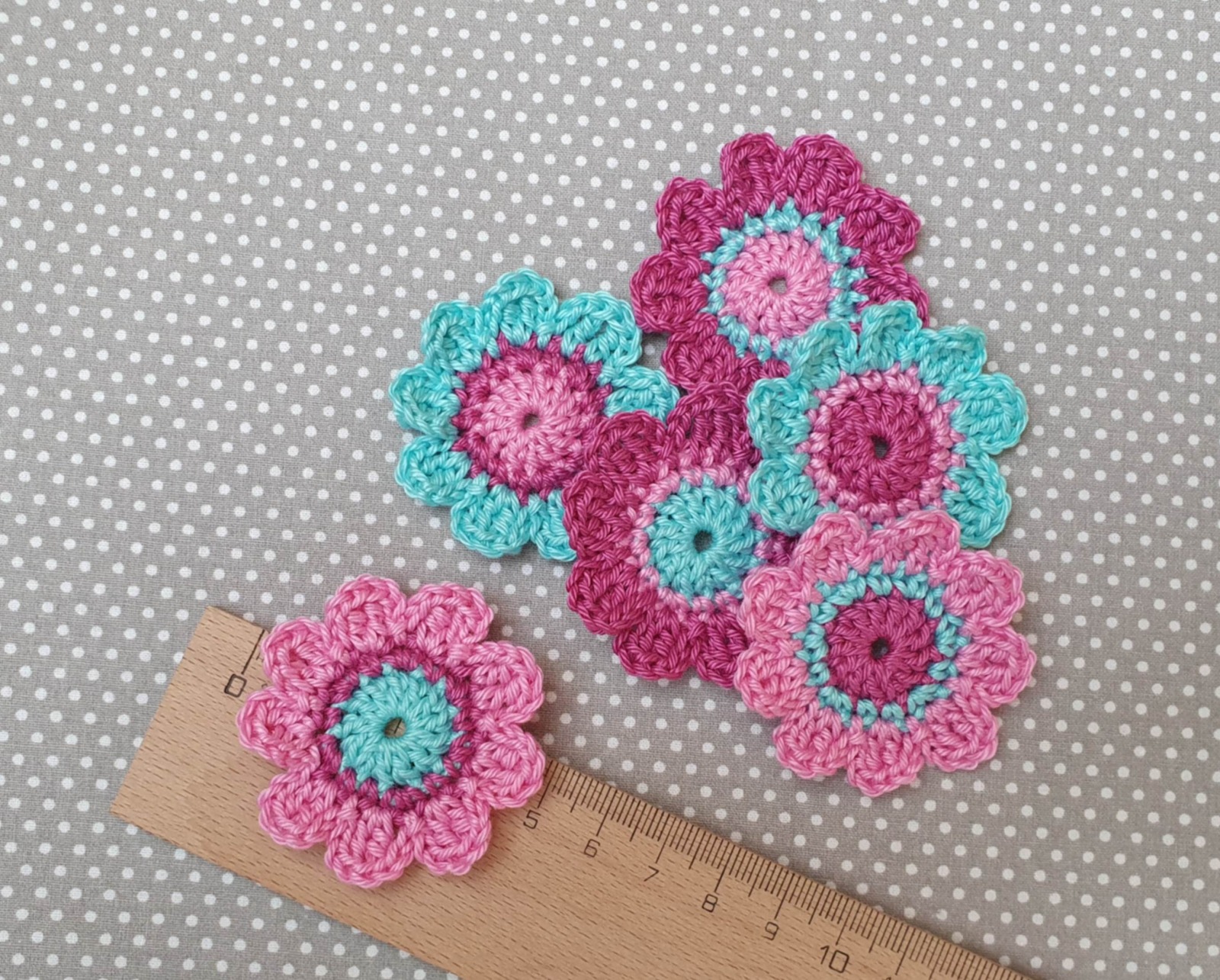 Frühlingshafte Häkelblumen - 6er Set 5cm in Mint und Pink-Tönen 3