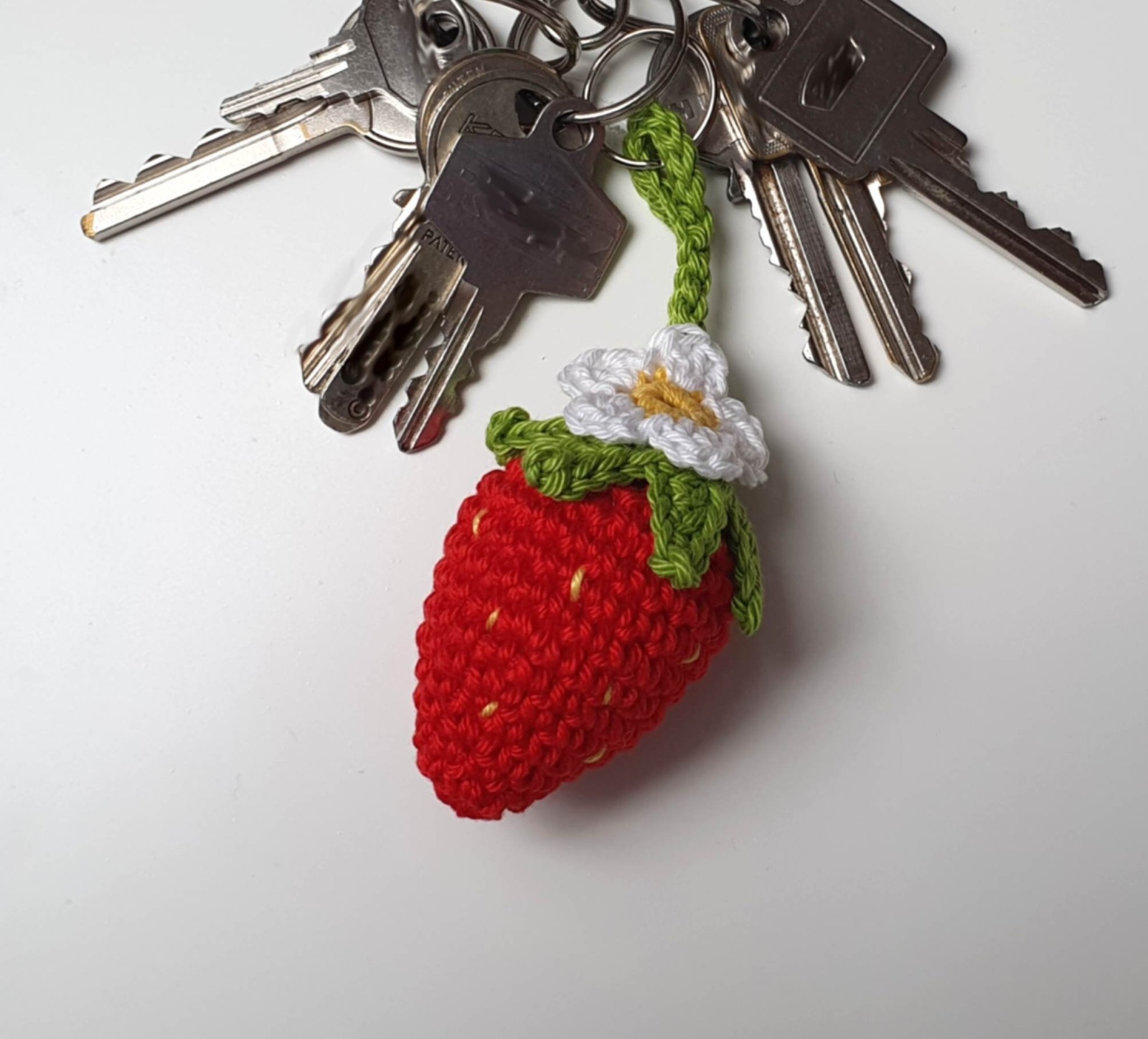 Gehäkelter Erdbeer-Anhänger für Schlüssel und Tasche - Trage den Sommer bei dir 3