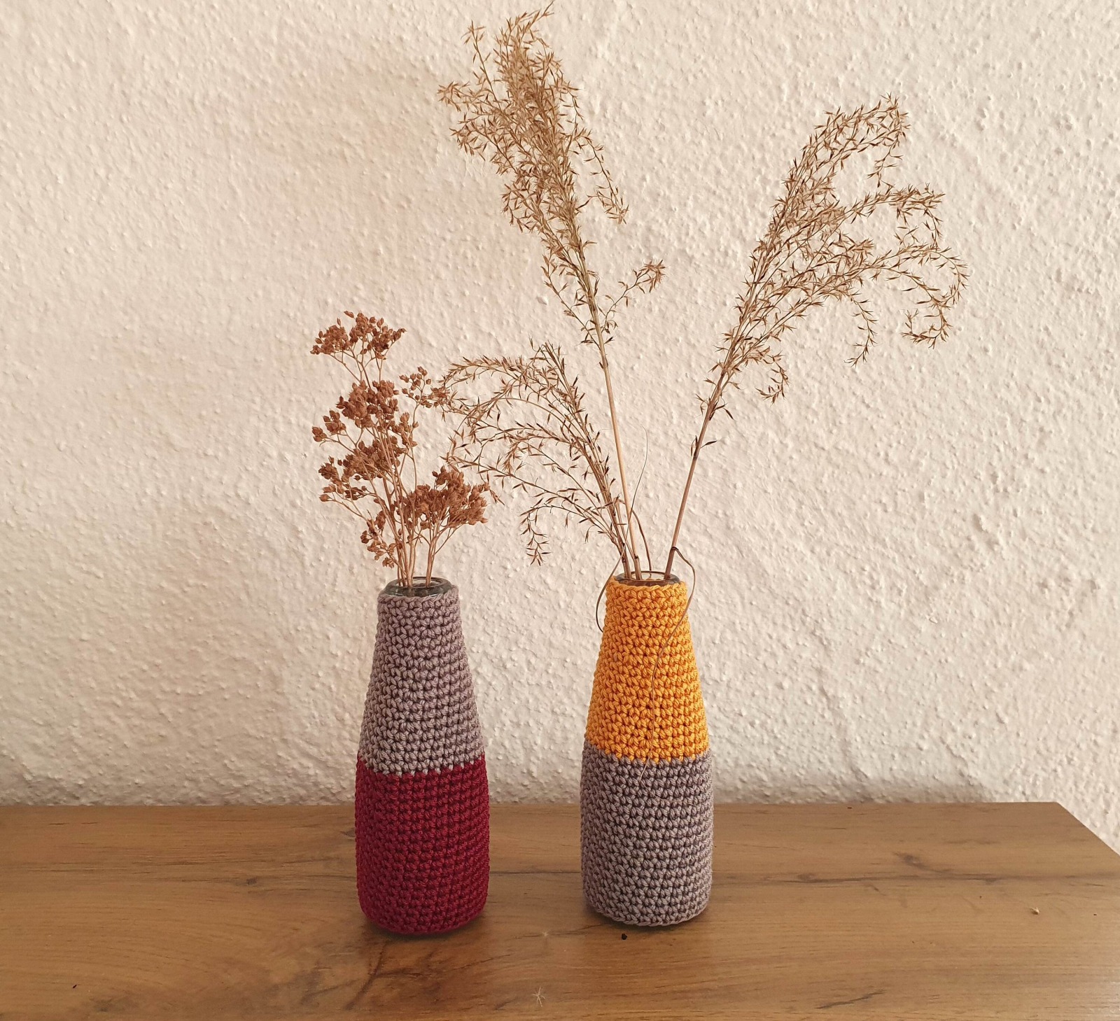 Kleine Blumenvase mit individueller Farbwahl und Schmetterling - Perfektes Geschenk für jeden Anlas