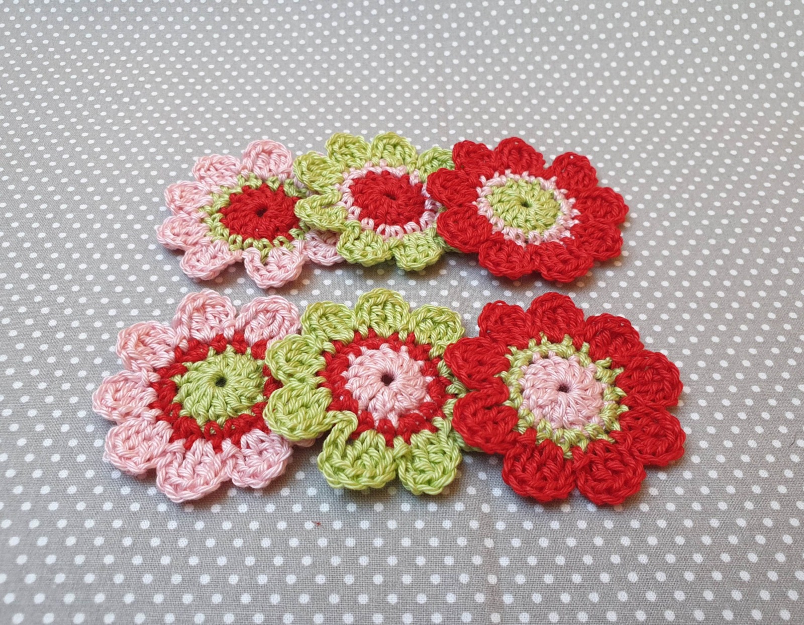 Handgemachte Häkelblumen - Set aus 6 Stück in 3 Farben 4