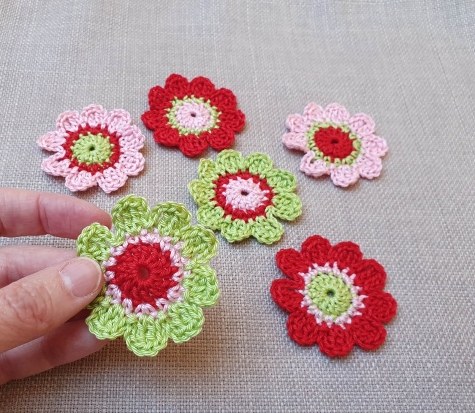 Handgemachte Häkelblumen - Set aus 6 Stück in 3 Farben