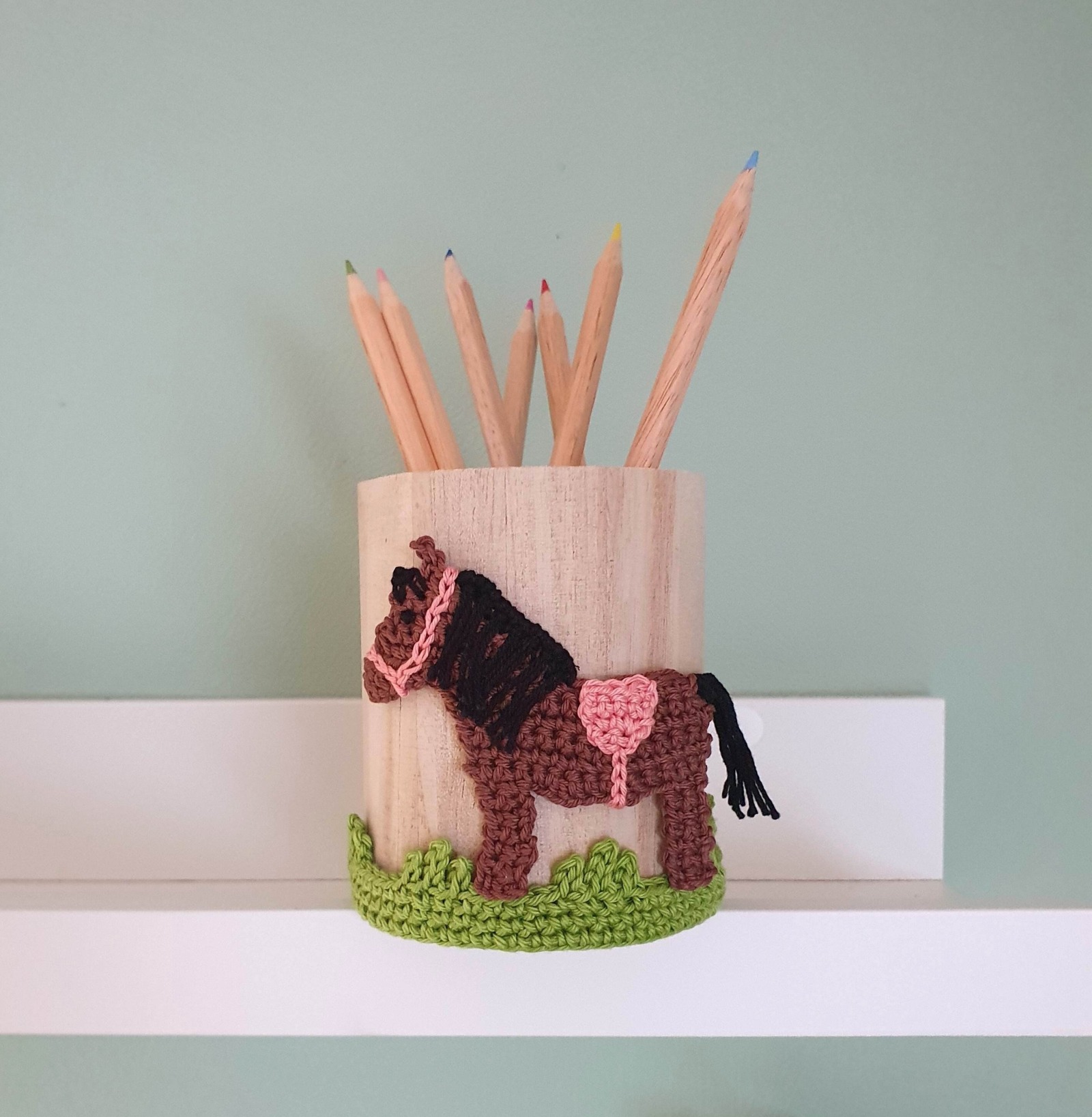 Pferde Stiftehalter für Kinder - Holzbecher mit süßem Pferdemotiv braun