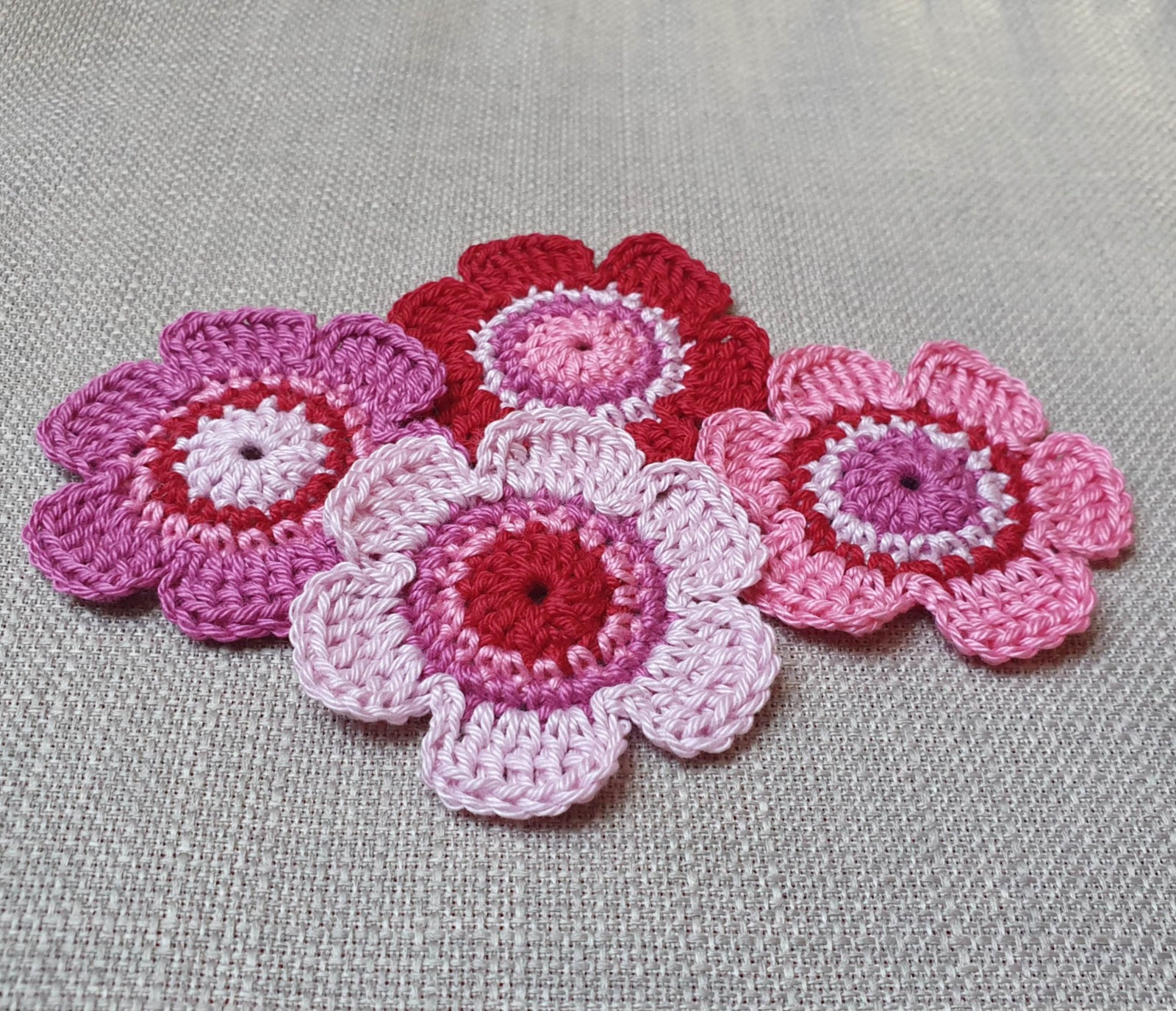 4er-Set gehäkelter Blumen in Rosa-Pink-Tönen 2