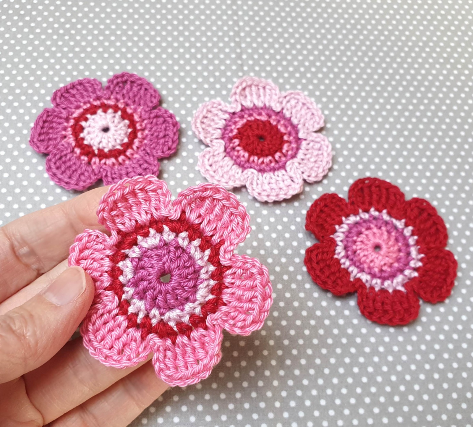 4er-Set gehäkelter Blumen in Rosa-Pink-Tönen 4