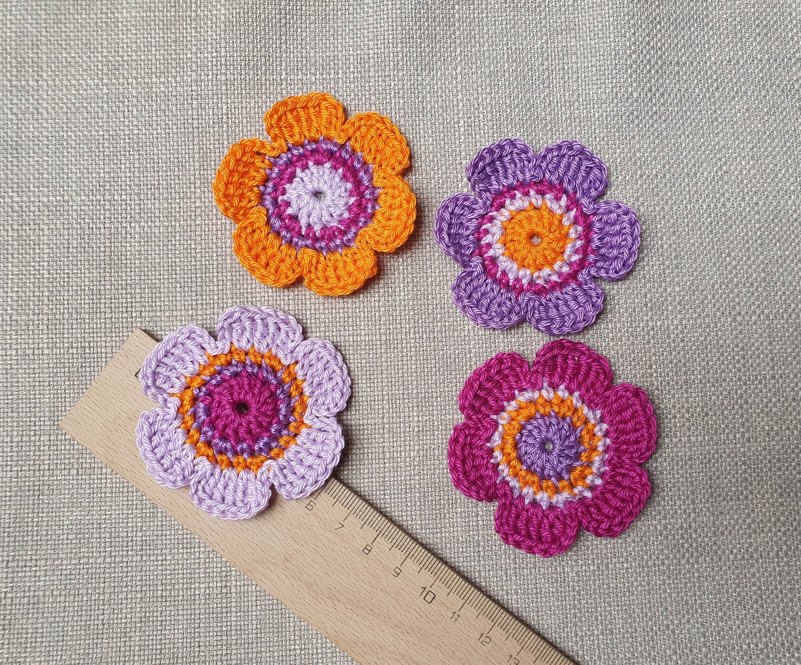 4-er Set handgefertigter Häkelblumen in den Farben Flieder, Fresie, Lavendel und Orange 4